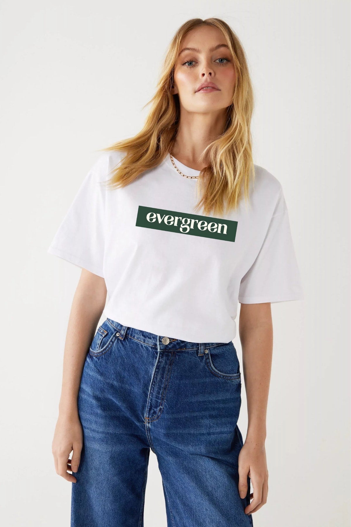 Kadın Beyaz Oversize Tişört – %100 Pamuk Penye – Evergreen Baskılı – Rahat Kalıp Yazlık T-shirt